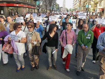 La abogada Jone Goirizelaia (con camisa roja) entre los padres de Iñigo Cabacas, Manuel y Fina Liceranzu, en la manifestación en Bilbao.