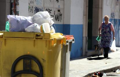 Contenedores a rebosar en el barrio de Tetuán en Madrid.