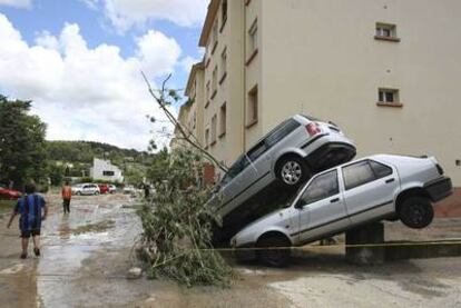 Dos coches apilados por efecto de las inundaciones en el sureste de Francia