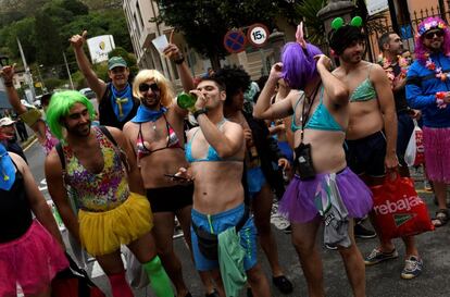 Un grupo de personas participan en un desfile antes de que los canoistas inicien el evento anual de Descenso Internacional del Río Sella.