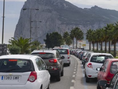 Colas de veh&iacute;culos en los accesos a Gibraltar esta ma&ntilde;ana.
