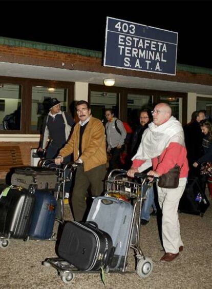 Pasajeros del primer avión con españoles repatriados desde Tailandia, en la base de Torrejón de Ardoz.