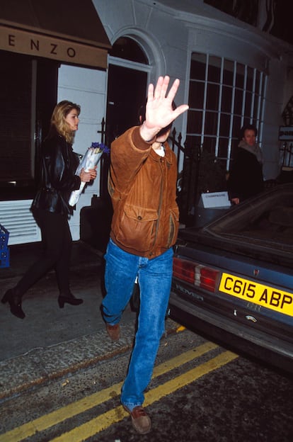 James Gilbey, amante de la princesa Diana, se protege de los paparazzi a la salida del San Lorenzo.