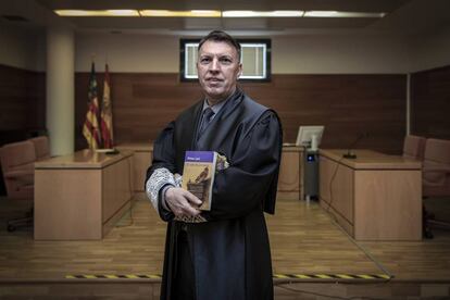 Ximo Bosch, en una sala de justicia con su libro recomendado.