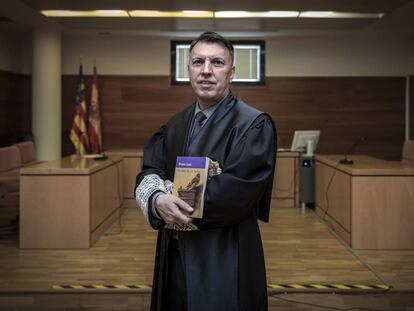 Ximo Bosch, en una sala de justicia con su libro recomendado.