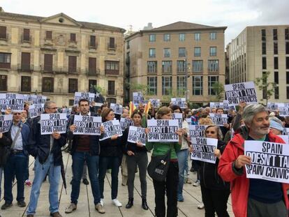 Un momento de la protesta en la plaza de la Catedral, en Barcelona.