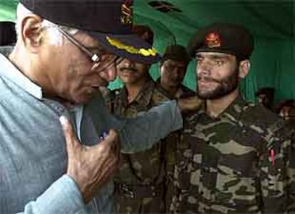 El ministro de Defensa indio, George Fernandes, es informado por un soldado sobre la situación en la línea de control de Cachemira.