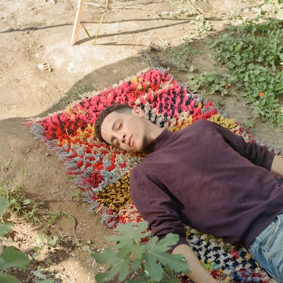 El encuentro con Hicham, en el oasis Tighmert, en abril de 2020, ayuda a comprender el abandono de esas regiones áridas y empobrecidas por parte de los jóvenes que emigran a Europa. Hicham logró llegar a Francia y permaneció allí, entre trabajos precarios y dificultades de todo tipo, durante un año. Cuando decidió volver a Marruecos, nadie compartió su decisión ni lo animó, ni siquiera su propia familia. Hoy vive en Agadir y trabaja en una asociación que ayuda a la integración de niños en situación de calle.