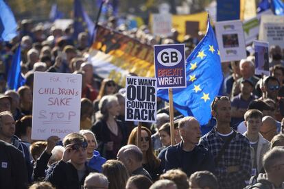 Más de medio millón de personas, según los organizadores, se han manifestado este sábado en la capital británica para reclamar un segundo referéndum sobre el acuerdo final del Brexit, que sigue negociándose entre Londres y Bruselas. Los impulsores de la protesta creen que los ciudadanos que entonces votaron el divorcio de la UE, modificarían ahora su posición al tomar conciencia de las consecuencias reales del Brexit.