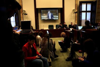 Un grupo de periodistas sigue el discurso de investidura del candidato de JxCat, Jordi Turull, que ha arrancado esta tarde sin que el candidato tenga los apoyos necesarios para ser investido presidente de la Generalitat, al fallarle la CUP. 