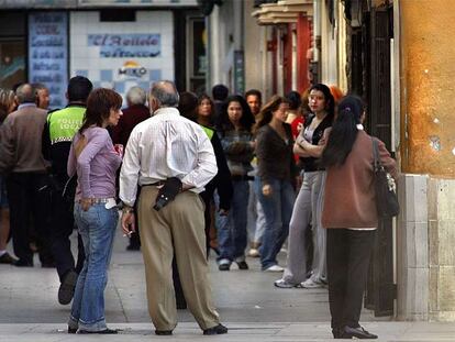 La concurrida calle de Viana, en Valencia, que en apenas 50 metros acoge una decena de locales de alterne, ayer a las 11 de la mañana.