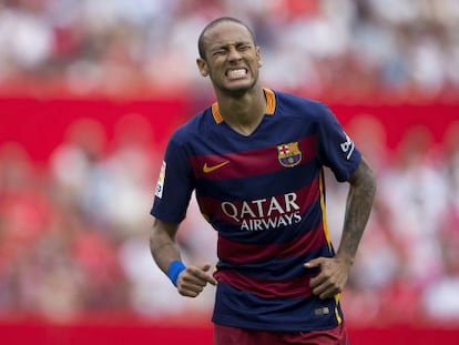 Neymar se lamenta de una ocasi&oacute;n fallida ante el Sevilla.