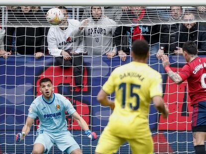 Chimy Ávila marca cabecea y marca el gol de Osasuna al Villarreal en El Sadar.