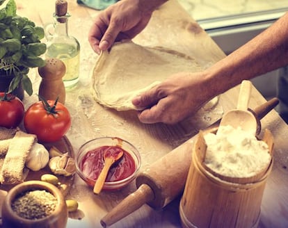 <p>Olvida lo que has visto en las películas y aleja el rodillo de la masa. “¡Rodillo vietato! [prohibido]”, exclama Vittoria Sansonetti, profesora en la Escuela de Cocina Italiana Accademia del Gusto. Esta prohibición tiene razones físicas que la avalan: “Si la masa se extiende con el rodillo, se aplasta y hacemos salir todo el aire que precisamente hemos conseguido gracias a que la hemos dejado reposar durante un tiempo". Las burbujas de aire en la masa son consecuencia del proceso de fermentación y son la que, como cuenta Enrica Barni (chef y coordinadora de la Escuela de Cocina Italiana Accademia del Gusto), “logran que la pizza resulte más ligera y esponjosa”. Si usamos el rodillo para alisarla, los expertos advierten de que ese aire se escapa y la masa, después de hornearla, adquiere una textura más parecida a la de las galletas: apelmazada y dura. Cómo hay que hacerlo, entonces: con las manos. “Al darle forma con la mano, sin embargo, permitimos que las burbujas de aire que están dentro no se pierdan”, comentan las expertas.</p> <p><strong>Información:</strong> Miguel Ángel Bargueño (errores con el jamón, con el queso, con el desayuno y con el pan). Kristin Suleng (errores con el aceite). Teresa Morales García (errores con la pizza).</p>