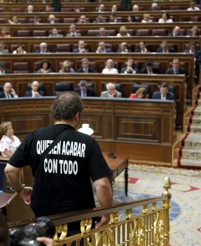 El diputado de Izquierda Plural, Chesús Yuste, baja las escaleras del hemiciclo ataviado con camiseta negra en apoyo a los mineros que se han manifestado en Madrid.