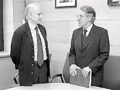 Manuel María Zorrilla (a la derecha), ayer en Bilbao junto al juez decano Juan Pablo González.