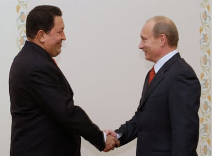 El presidente venezolano, Hugo Chávez, saluda al primer ministro ruso, Vladímir Putin.