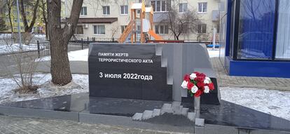 Monumento en Bélgorod a las cinco personas que murieron tras el ataque sufrido en la ciudad el 3 de julio de 2022.