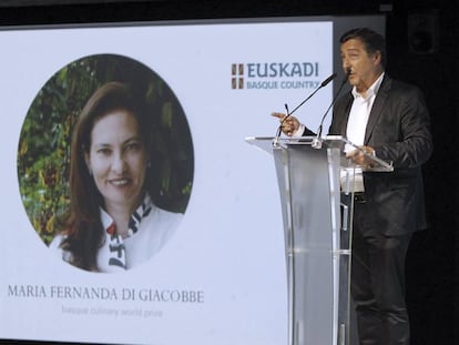 El presidente del jurado del Basque Culinary World Prize, Joan Roca, en el acto que anuncia a la venezolana María Fernanda Di Giacobbe.