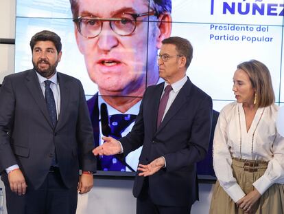 El presidente en funciones de la Región de Murcia, Fernando López Miras; el líder del PP, Alberto Núñez Feijóo, y la secretaria general del PP, Cuca Gamarra, el lunes en un acto organizado por el diario 'La Razón', en Madrid.