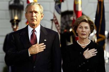 El presidente estadounidense, George W. Bush, y su esposa, Laura, durante el minuto de silencio por el 11-S en la Casa Blanca.