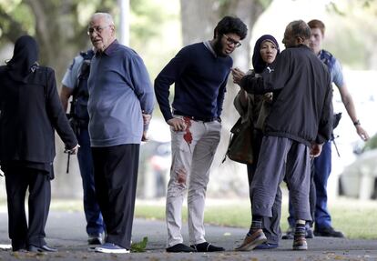 Un grupo de personas en el exterior de una de las mezquitas tiroteadas en  Christchurch (Nueva Zelanda). 