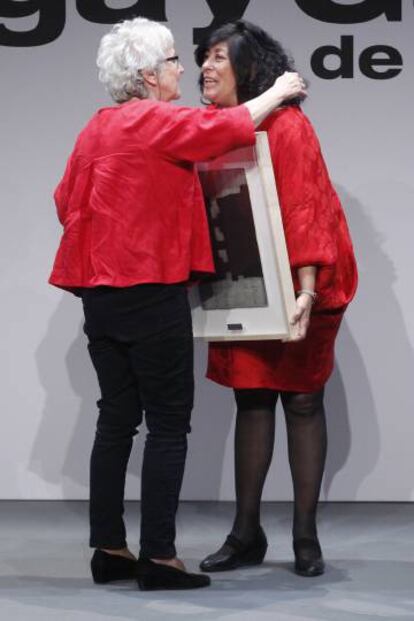 Soledad Gallego-Díaz (l) accepting her prize from writer Almudena Grandes.