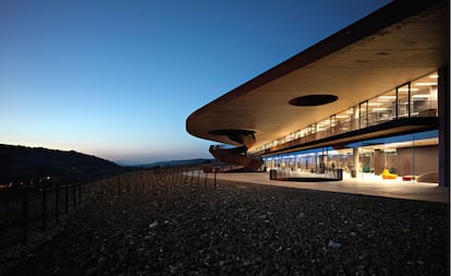 El mundo del vino de Chianti se despliega en una visita a las instalaciones de Antinori, situadas en la localidad italiana de San Casciano Val di Pesa, al sur de Florencia. La bodega se terminó en 2012 según un proyecto del estudio de arquitectura Archea Associati.