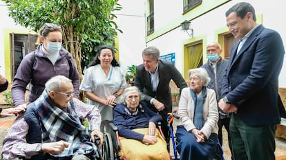 Alberto Núñez Feijóo y el presidente andaluz, Juan Manuel Moreno, el lunes junto a varios ancianos de una residencia de Córdoba, en una imagen distribuida por el PP.