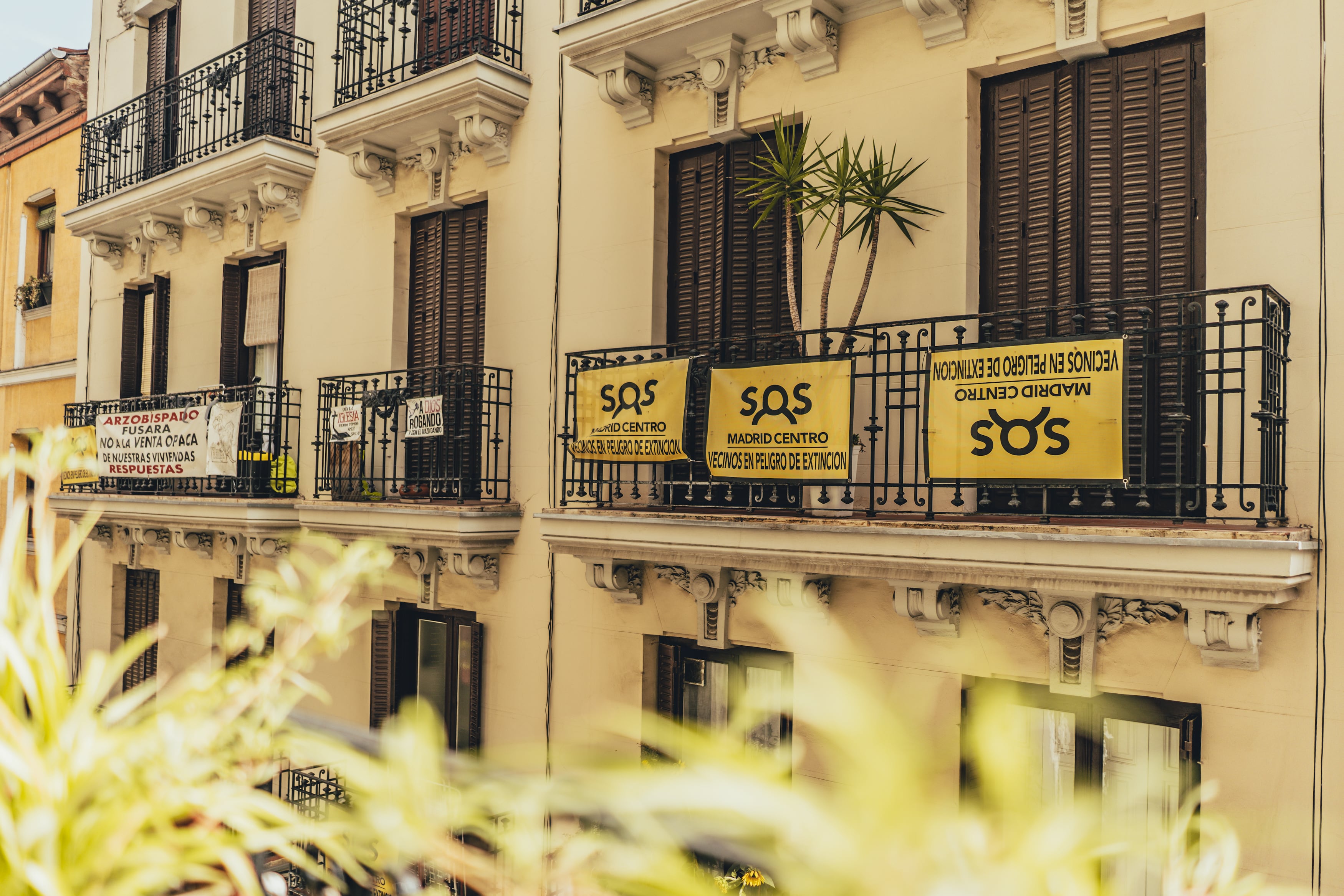 Vista de los carteles en protesta colgados en el exterior del edificio número 2 de la Calle Angosto de los Mancebos, uno de los trece edificios vendidos por la Iglesia, y de los que quieren expulsar a los inquilinos.