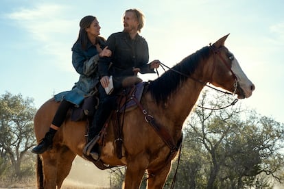 Austin Amelio as Dwight, Christine Evangelista as Sherry - Fear the Walking Dead _ Season 6, Episode 16 - Photo Credit: Ryan Green/AMC