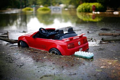 Un coche de juguete, inundado tras la crecida del Misisipi en Memphis.