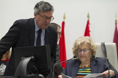 La alcaldesa de Madrid, Manuela Carmena, en el pleno del ayuntamiento.