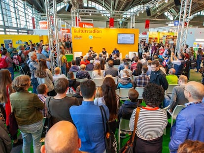 Asistentes a la Feria de Fráncfort en 2018.