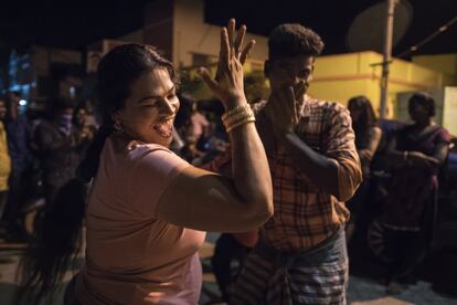 A las hijras les encanta bailar y pasarse la noche en vela junto a los vecinos del barrio.