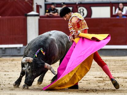 Media verónica de Gómez del Pilar al tercer toro, del hierro de Pallarés.