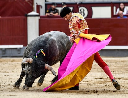 Media verónica de Gómez del Pilar al tercer toro, del hierro de Pallarés.