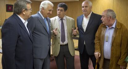 De izquierda a derecha, Manuel García Carretero, Santiago Herrero, Diego Valderas, Francisco Carbonero y Manuel Pastrana.