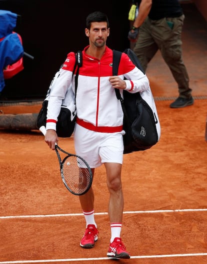 Novak Djokovic, antes de la final del Masters de Roma. El serbio, tras pasar casi cinco horas en pista este sábado por sus partidos de cuartos y semifinales, llega por lo tanto con más desgaste físico a la final del domingo.