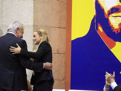 El expresidente Felipe Gonz&aacute;lez saluda a Lilian Tintori. 