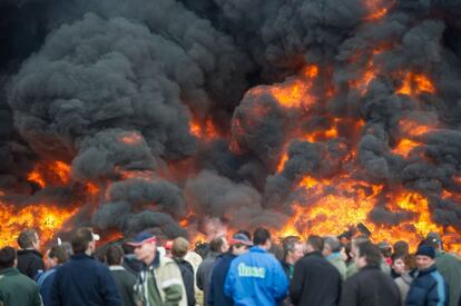 Un grupo de agricultores franceses provocan un incendio para bloquear la autopista RN19 en Vesoul, al este de Francia, durante una manifestación contra la caída de los precios de sus productos.