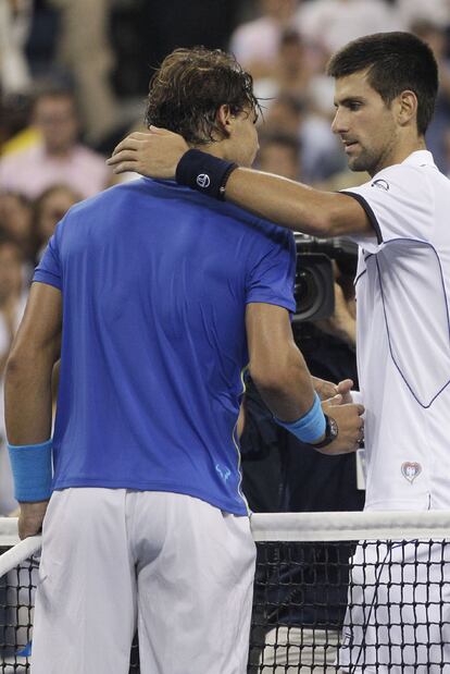 Djokovic y Nadal se saludan tras el partido.