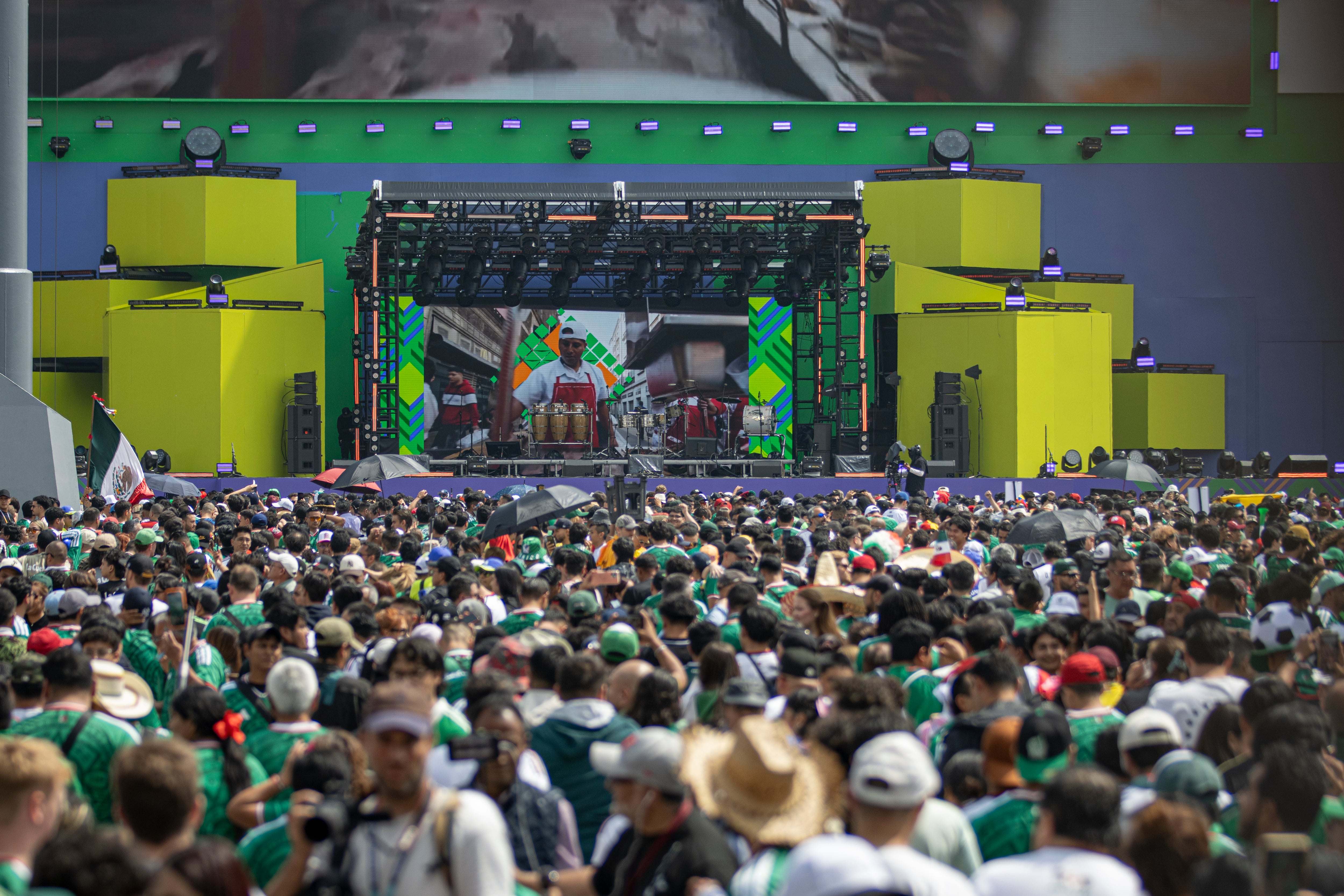 Personas asisten al FIFA Fan Fest del Zócalo capitalino.