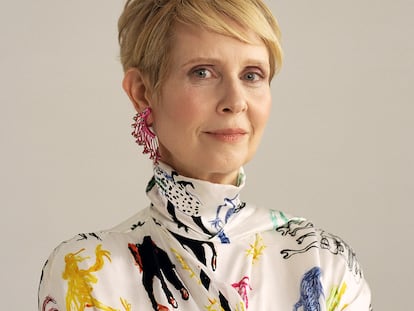 Cynthia Nixon posa vestida de BALENCIAGA y pendiente de PANCONESI.