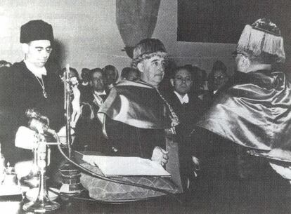 Franco, investido doctor honoris causa por la Universidad de Santiago en 1965. Fotograf&iacute;a del libro Inmunda escoria, de Ricardo Gurriar&aacute;n.