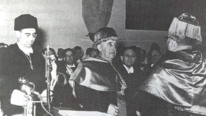 Franco, investido doctor honoris causa por la Universidad de Santiago en 1965. Fotografía del libro Inmunda escoria, de Ricardo Gurriarán.