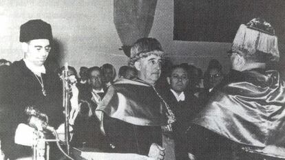 Franco, investido doctor honoris causa por la Universidad de Santiago en 1965. Fotograf&iacute;a del libro Inmunda escoria, de Ricardo Gurriar&aacute;n.