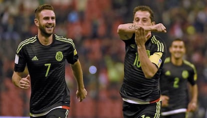 Andrés Guardado celebra el primer gol para México.