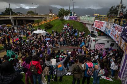 La organización de esta marcha ha sido posible gracias a semanas de encuentros y trabajo cotidiano en el que cientos de mujeres de diversos rincones de Bogotá unieron fuerzas para lograr la movilización