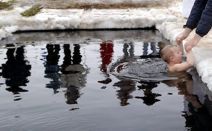 Se estima que varios millones de creyentes han acudido o acudirán a los templos para recoger en botellas y garrafas el agua bendecida el día en que se recuerda el bautismo de Jesús a manos de San Juan Bautista en el río Jordán. En la imagen, un niño nada en el aguda helada de un estanque durante las celebraciones de la Epifanía, en Moscú (Rusia).